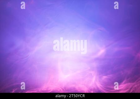 Fumo rosa e viola sfocato su sfondo azzurro. Morbida consistenza fumé Foto Stock