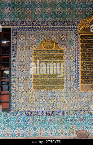 Istanbul, Turchia, il muro con lettere arabe e piastrelle con motivi a Halem del palazzo Topkapi, solo editoriale. Foto Stock