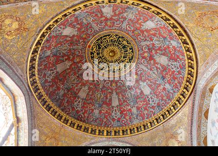Istanbul, Turchia, la cupola della sala Imperiale (del Sultano) nell'Harem del Palazzo Topkapi, solo editoriale. Foto Stock