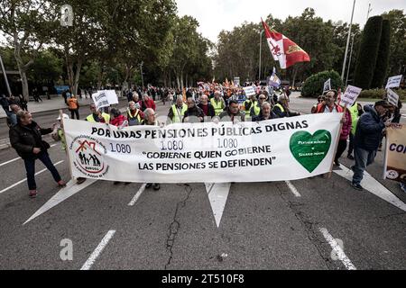 Madrid, Spagna. 28 ottobre 2023. I manifestanti tengono striscioni e cartelli che esprimono la loro opinione durante la manifestazione. Migliaia di manifestanti hanno manifestato nelle strade chiedendo miglioramenti nei servizi pubblici e in difesa delle pensioni pubbliche a Madrid. (Immagine di credito: © Jorge Contreras Soto/SOPA Images via ZUMA Press Wire) SOLO USO EDITORIALE! Non per USO commerciale! Foto Stock