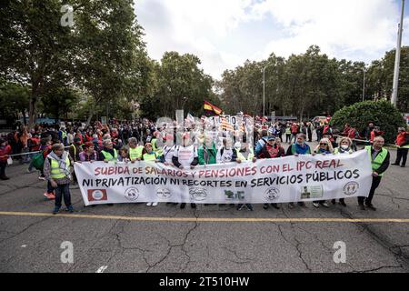 Madrid, Spagna. 28 ottobre 2023. I manifestanti tengono striscioni e cartelli che esprimono la loro opinione durante la manifestazione. Migliaia di manifestanti hanno manifestato nelle strade chiedendo miglioramenti nei servizi pubblici e in difesa delle pensioni pubbliche a Madrid. (Immagine di credito: © Jorge Contreras Soto/SOPA Images via ZUMA Press Wire) SOLO USO EDITORIALE! Non per USO commerciale! Foto Stock