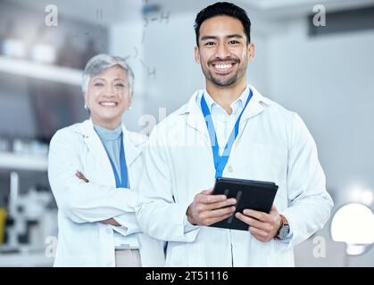 Farmaceutico, tablet e ritratto di un team scientifico che si fida di un laboratorio. Felici, sorrisi e scienziati con la tecnologia digitale Foto Stock