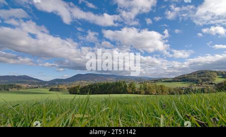 Radhost e colline circostanti vicino a Roznov pod Radhostem, graziosa cittadina della repubblica Ceca. Paesaggio con campi, pascoli e prati. Foto Stock