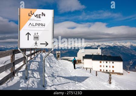 Indicazione al Lumen (Museo della Fotografia di montagna) e al ristorante AlpiNN (entrambi sullo sfondo) Plan de Corones (Plan de Corones), Trentino-alto Adige, Italia Foto Stock