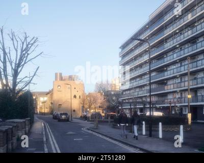 Vista sulla strada con blocco abitativo. The Hoxton Mule - Ivy Street, Londra, Regno Unito. Architetto: Sam Jacob Studio, 2022. Foto Stock