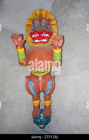 Statua colorata all'ingresso del Castello di Brunico, sede del Museo del Monte Messner Ripa, Brunico, Trentino-alto Adige, Italia Foto Stock