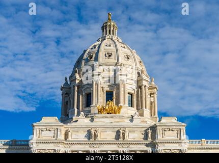 Vista frontale della cupola e della statua dorata Quadriga dell'edificio del Campidoglio nello stato del Minnesota a Saint Paul, Minnesota Foto Stock