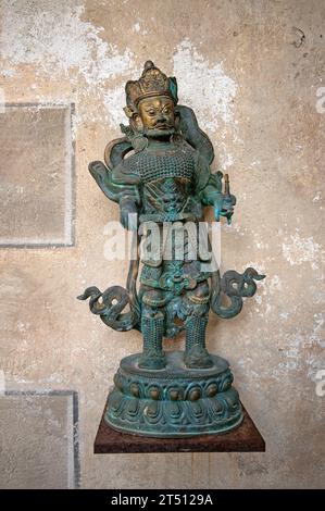 Piccola statua in bronzo nel Castello di Brunico, sede del Messner Mountain Museum Ripa, Brunico, Trentino-alto Adige, Italia Foto Stock