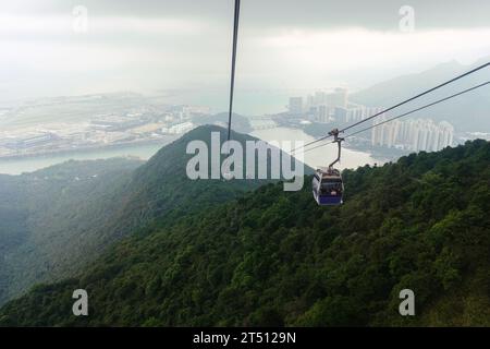 Vista dalla funivia Nhong Ping 360 che attraversa la montagna a Tung Chung e l'Isola di Lantau a Hong Kong Foto Stock