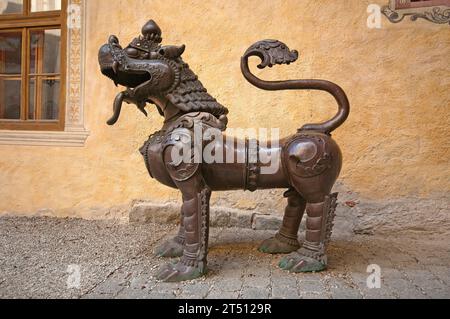 Statua del leone nepalese nel cortile del Castello di Brunico, sede del Messner Mountain Museum Ripa, Brunico (Brunico), Trentino-alto Adige, Italia Foto Stock