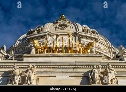Vista frontale della cupola e della statua dorata Quadriga dell'edificio del Campidoglio nello stato del Minnesota a Saint Paul, Minnesota Foto Stock