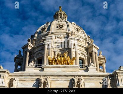 Vista frontale della cupola e della statua dorata Quadriga dell'edificio del Campidoglio nello stato del Minnesota a Saint Paul, Minnesota Foto Stock
