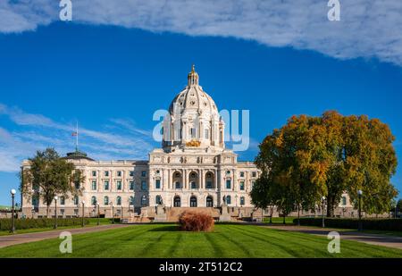Vista frontale della facciata dell'edificio del Campidoglio nello stato del Minnesota a Saint Paul, Minnesota Foto Stock