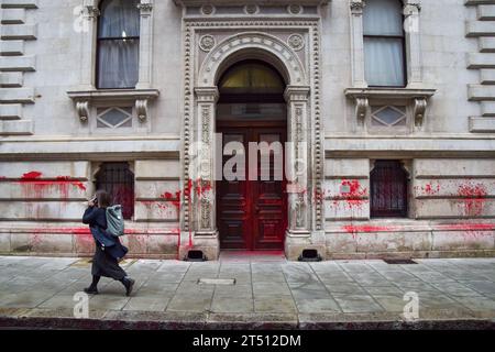 Londra, Inghilterra, Regno Unito. 2 novembre 2023. Un pedone passeggia davanti al Ministero degli Esteri. I manifestanti pro-Palestina hanno coperto l'edificio Foreign, Commonwealth and Development Office a Westminster con vernice rossa e hanno scritto "Britain is Guilty” mentre la guerra Israele-Hamas si intensifica. (Immagine di credito: © Vuk Valcic/ZUMA Press Wire) SOLO USO EDITORIALE! Non per USO commerciale! Foto Stock