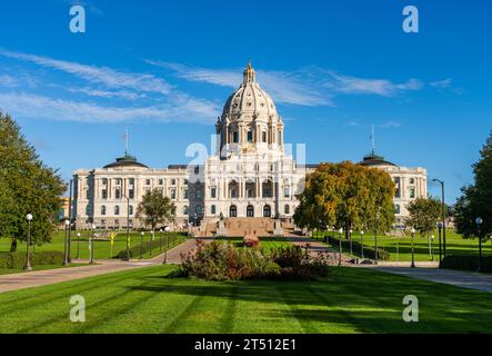 Vista frontale della facciata dell'edificio del Campidoglio nello stato del Minnesota a Saint Paul, Minnesota Foto Stock