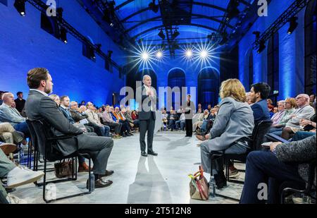 Mannheim, Germania. 2 novembre 2023. OLAF Scholz (SPD), Cancelliere tedesco, si trova di fronte agli ospiti della "vecchia fabbrica di tartarughe" durante il "discorso del Cancelliere" e risponde a una domanda. Il "discorso del Cancelliere” è una serie di dialoghi dei cittadini in tutti gli stati tedeschi. Il Cancelliere impiega 90 minuti sul posto per rispondere alle domande dei cittadini. Credito: Andreas Arnold/dpa/Alamy Live News Foto Stock