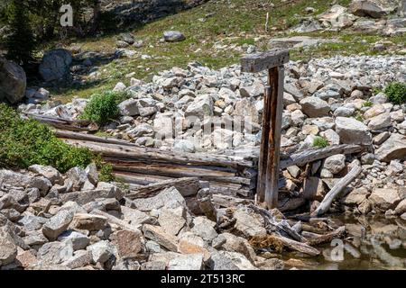 WY05613-00...WYOMING - Old Dam watergate Structure presso il Black Joe Lake nella Bridger Wilderness della Wind River Range. Foto Stock