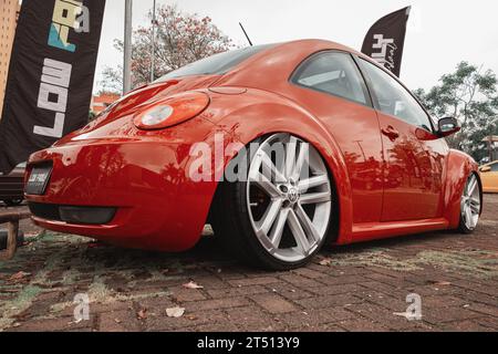 Volkswagen New Beetle 2008 in mostra in una fiera d'auto d'epoca nella città di Londrina, Brasile. Riunione annuale sulle auto d'epoca. Foto Stock