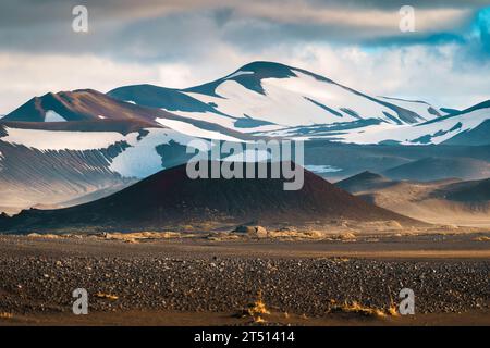 Suggestivo paesaggio della catena montuosa vulcanica con cratere sulla natura selvaggia in estate a Landmannalaugar, Islanda Foto Stock