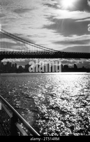 Sun on East River, Williamsburg Bridge, NYC, USA, girato su pellicola in bianco e nero da 35 MM Foto Stock