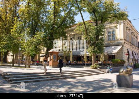 Karlovac, Croazia - 1 settembre 2023. Bar in edifici storici sulla passeggiata Franjo Trudan, chiamata anche Setaliste dr Franje Tudmana Foto Stock