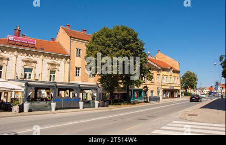 Karlovac, Croazia - 1 settembre 2023. Ulica Ivana Gundulica Road nel centro di Karlovac nella Croazia centrale Foto Stock