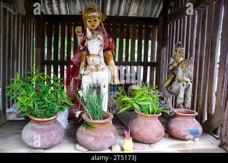 Statue in legno di persone a cavallo in un tempio a Inwa, Divisione Mandalay, Myanmar | Birmania. Foto Stock