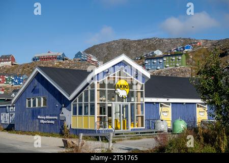 Edificio del supermercato Akiki con logo Polar Bear nel negozio di alimentari Qaqortoq Greenland, Aikiki è di proprietà di Pisiffik A/S. Foto Stock