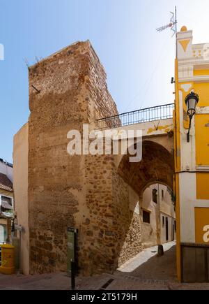 Sagunto, Valencia, Spagna. 30 agosto 2022 - Portale e torre delle mura medievali e romane, nelle strade del centro storico della città Foto Stock