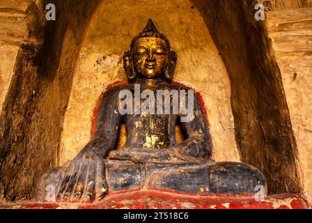 Statua del Buddha d'oro, Htilominlo Pahto, Bagan, Myanmar, Asia Foto Stock