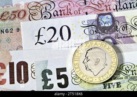 New British Charles III moneta da 2 sterline su banconote da 5 sterline, 10 sterline, 20 sterline e 50 sterline Foto Stock