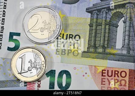 Monete da 1 e 2 Euro con banconote da 5 e 10 € Foto Stock