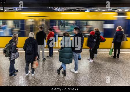 Haltestelle Charlottenplatz Stuttgarter Straßenbahnen AG, SSB. // 02.11.2023, Stoccarda, Baden-Württemberg, Deutschland, Europa *** Stop Charlottenplatz Stuttgarter Straßenbahnen AG, SSB 02 11 2023, Stoccarda, Baden Württemberg, Germania, Europa crediti: Imago/Alamy Live News Foto Stock