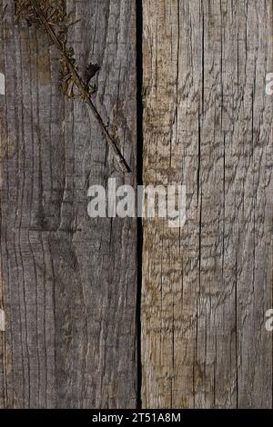 Un'immagine accattivante con tavole di pino invecchiate disposte in modo uniforme, che mostrano una gamma di colori del legno influenzati dagli elementi: Pioggia, sole e vento. La Foto Stock