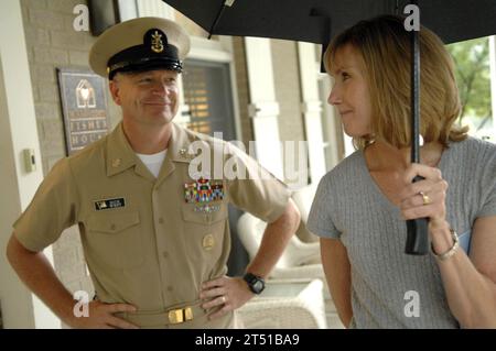 090828-N-9818V-029 BETHESDA, MD. (28 agosto 2009) Bobbi West, Capo delle operazioni navali (CNO) Mediatore generale, visita la Fisher House con suo marito, Master Chief Petty Officer of the Navy (MCPON) Rick West, al Naval Medical Center, Bethesda. La Fisher House offre alloggi gratuiti o a basso costo ai veterani e ai membri della famiglia militare che ricevono cure presso centri medici militari. (Foto della Marina degli Stati Uniti di Mass Communication Specialist 1st Class Jennifer A. Villalovos/rilasciata) Foto Stock