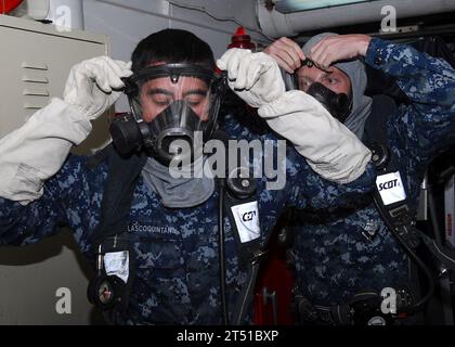 110721VA590-177 OCEANO PACIFICO (21 luglio 2011) gli investigatori sul posto indossano dispositivi flash e dispositivi respiratori per cercare la fonte di un fuoco simulato durante un'esercitazione generale a bordo della portaerei USS Abraham Lincoln (CVN 72). Abraham Lincoln e Carrier Air Wing (CVW) 2 sono in viaggio per partecipare alla Los Angeles Navy Week 2011. Le settimane della Marina hanno lo scopo di mostrare gli investimenti che gli americani hanno fatto nella loro Marina come forza globale per il bene e aumentare la consapevolezza nelle città che non hanno una presenza significativa della Marina. Marina Foto Stock