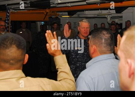 1001063327M-168 MARE DEL NORD ARABO (6 gennaio 2010) Capo delle operazioni navali (CNO) l'ammiraglio Gary Roughead recita il giuramento di riarruolamento ai marinai durante una cerimonia di riarruolamento sulla previsione a bordo della portaerei USS Nimitz (CVN 68). Nimitz e imbarcato Carrier Air Wing (CVW) 11 sono schierati per promuovere la pace, la cooperazione regionale e la stabilità nella regione del Pacifico occidentale. Marina Foto Stock