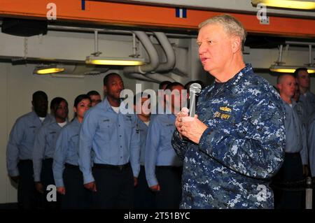 1001063327M-196 MARE DEL NORD ARABO (6 gennaio 2010) Capo delle operazioni navali (CNO) l'ammiraglio Gary Roughead parla ai marinai prima di una cerimonia di riarruolamento nella fortezza a bordo della portaerei USS Nimitz (CVN 68). Nimitz e imbarcato Carrier Air Wing (CVW) 11 sono schierati per promuovere la pace, la cooperazione regionale e la stabilità nella regione del Pacifico occidentale. Marina Foto Stock