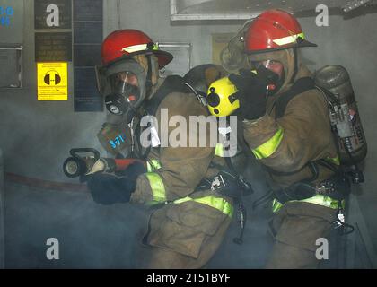 110721VA590-216 PACIFIC OCEAN (21 luglio 2011) il personale addetto all'armadietto di riparazione risponde a un fuoco simulato durante un'esercitazione generale a bordo della portaerei USS Abraham Lincoln (CVN 72). Abraham Lincoln e Carrier Air Wing (CVW) 2 sono in viaggio per partecipare alla Los Angeles Navy Week 2011. Le settimane della Marina hanno lo scopo di mostrare gli investimenti che gli americani hanno fatto nella loro Marina come forza globale per il bene e aumentare la consapevolezza nelle città che non hanno una presenza significativa della Marina. Marina Foto Stock