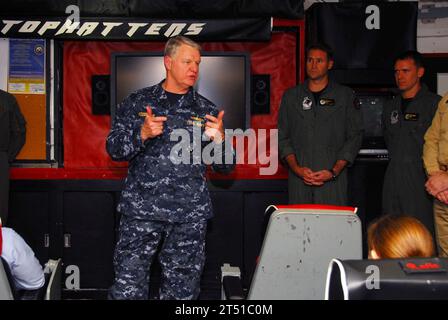 1001063327M-311 MARE DEL NORD ARABO (6 gennaio 2010) Capo delle operazioni navali (CNO) Adm. Gary Roughead visite con marinai assegnati al Tophatters of Strike Fighter Squadron (VFA) 14 a bordo della portaerei USS Nimitz (CVN 68). Nimitz e imbarcato Carrier Air Wing (CVW) 11 sono schierati per promuovere la pace, la cooperazione regionale e la stabilità nella regione del Pacifico occidentale. Marina Foto Stock