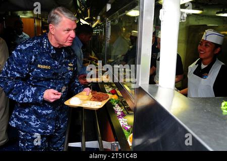 1001069760Z-053 MARE ARABICO DEL NORD (6 gennaio 2010) Capo delle operazioni navali (CNO) l'ammiraglio Gary Roughead passa attraverso la linea del ponte mess prima di cenare con i marinai a bordo della portaerei USS Nimitz (CVN 68). Nimitz e imbarcato Carrier Air Wing (CVW) 11 sono schierati per promuovere la pace, la cooperazione regionale e la stabilità nella regione del Pacifico occidentale. Marina Foto Stock