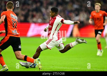 AMSTERDAM - Steven Bergwijn dell'Ajax durante il match olandese Eredivisie tra l'Ajax Amsterdam e l'FC Volendam alla Johan Cruijff Arena il 2 novembre 2023 ad Amsterdam, Paesi Bassi. ANP OLAF KRAAK Foto Stock