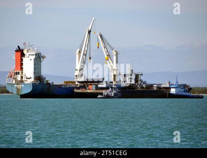 1002188241M-064 GUANTANAMO BAY, Cuba (18 febbraio 2010) la nave a motore a contratto (MV) Enchanter scarica quattro mezzi da sbarco di nuova acquisizione meccanizzati (LCM 8) nel porto della stazione navale di Guantanamo Bay (NAVSTA GTMO). L'LCM 8 verrà utilizzato per trasportare rifornimenti di soccorso, attrezzature e personale attraverso il porto. NAVSTA GTMO è il principale hub logistico per fornire supporto per Operation Unified Response. Marina Foto Stock