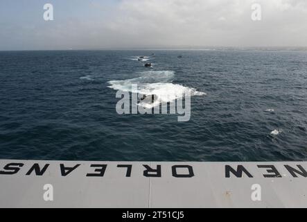 1006115319A-050 PACIFIC OCEAN (11 giugno 2010) Marines della Special Purpose Marine Air Ground Task Force (SPMAGTF) 24 transito alla nave da trasporto anfibio USS New Orleans (LPD 18) in veicoli d'assalto anfibi. New Orleans sta partecipando alla Southern Partnership Station, un dispiegamento annuale di squadre di addestramento militare degli Stati Uniti nell'area di responsabilità del Southern Command negli Stati Uniti nei Caraibi e in America Latina. Marina Foto Stock