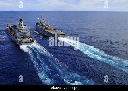 110517KB563-271 OCEANO PACIFICO (17 maggio 2011) l'oliatore di rifornimento della flotta del Military Sealift Command USNS John Ericsson (T-AO 194) transita accanto alla nave da trasporto anfibio USS Cleveland (LPD 7) per un rifornimento in mare durante la Pacific Partnership 2011. Pacific Partnership è un'iniziativa di assistenza umanitaria di cinque mesi che ha completato la sua missione a Tonga e Vanuatu e visiterà la Papua nuova Guinea, Timor Est e gli Stati Federati di Micronesia. Marina Foto Stock