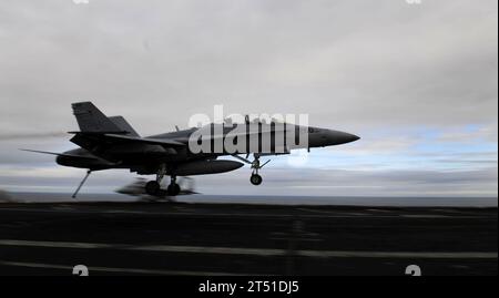 0912119928E-152 PACIFIC OCEAN (dicembre 9,2009) un F/A-18C Hornet assegnato agli Sharpshooters of Marine Fighter Attack Training Squadron (VMFAT) 101 atterra sul ponte di volo della portaerei USS John C. Stennis (CVN 74). John C. Stennis sta conducendo le qualifiche per i piloti di squadroni di sostituzione della flotta al largo delle coste della California meridionale. Marina Foto Stock