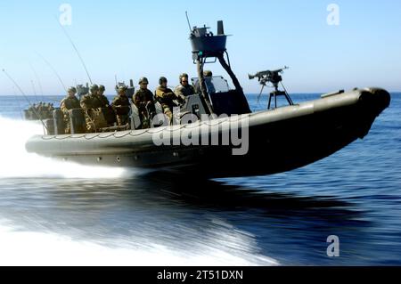 0903186730G-557 SAN DIEGO (18 marzo 2009) Special Warfare Combellant-Craft Crewmen (SWCC) candidati del Crewman Qualification Training (CQT) Classe 61 cavalcano un gommone a scafo rigido fino al poligono di tiro navale off-shore della California meridionale per un esercizio di addestramento. Crewman Qualification Training è un corso di 14 settimane che insegna ai candidati dell'equipaggio di imbarcazioni da guerra speciali le abilità di cui hanno bisogno come membri delle squadre navali della Naval Special Warfare. I candidati imparano navigazione, manutenzione e riparazione di imbarcazioni, traino, ancoraggio e armi. Marina Foto Stock