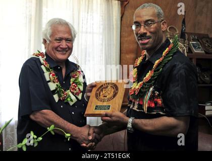 110415HS649-307 VAVAХU, Tonga (15 aprile 2011) il capitano Jesse A. Wilson, a destra, comandante della missione Pacific Partnership 2011, presenta una targa a Lord Sevele Vailahi, governatore ad interim di VavaХu durante Pacific Partnership 2011. Pacific Partnership è un'iniziativa di assistenza umanitaria che promuove la cooperazione in tutto il Pacifico. (U.S. Air Force Foto Stock