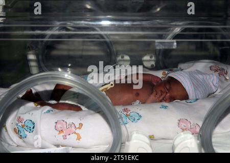 1001216410J-483 PORT-AU-PRINCE, Haiti (21 gennaio 2010) professionisti medici a bordo della nave ospedale Military Sealift Command USNS comfort (T-AH 20) hanno consegnato il bambino Esther alle 14:27 del 21 gennaio 2010. È il primo bambino che viene portato a bordo dell'ospedale galleggiante con 1.000 letti, che si trova ad Haiti a sostegno dell'operazione Unified Response. Pesando meno di 5 chili, la bambina Esther è stata partorita sette settimane prima del parto cesareo mentre sua madre ha subito fratture pelviche e femorali durante il terremoto che ha colpito Haiti il 12 gennaio 2010. Nonostante sia prematura, è in salute ed era delivere Foto Stock