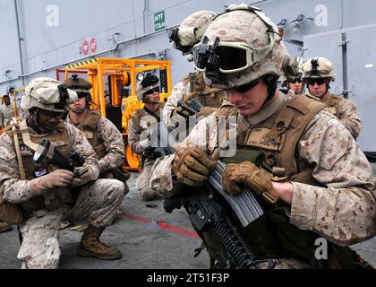 1104204649B-001 ATLANTIC OCEAN (20 aprile 2011) Marines della Battalion Landing Team, 2nd Battalion, 2nd Marine Regiment, 22nd Marine Expeditionary Unit (22 MEU), prepararsi per un addestramento di armi di piccolo calibro a bordo della nave d'assalto anfibio multiuso USS Bataan (LHD 5). Bataan si sta schierando nel Mar Mediterraneo. Marina Foto Stock